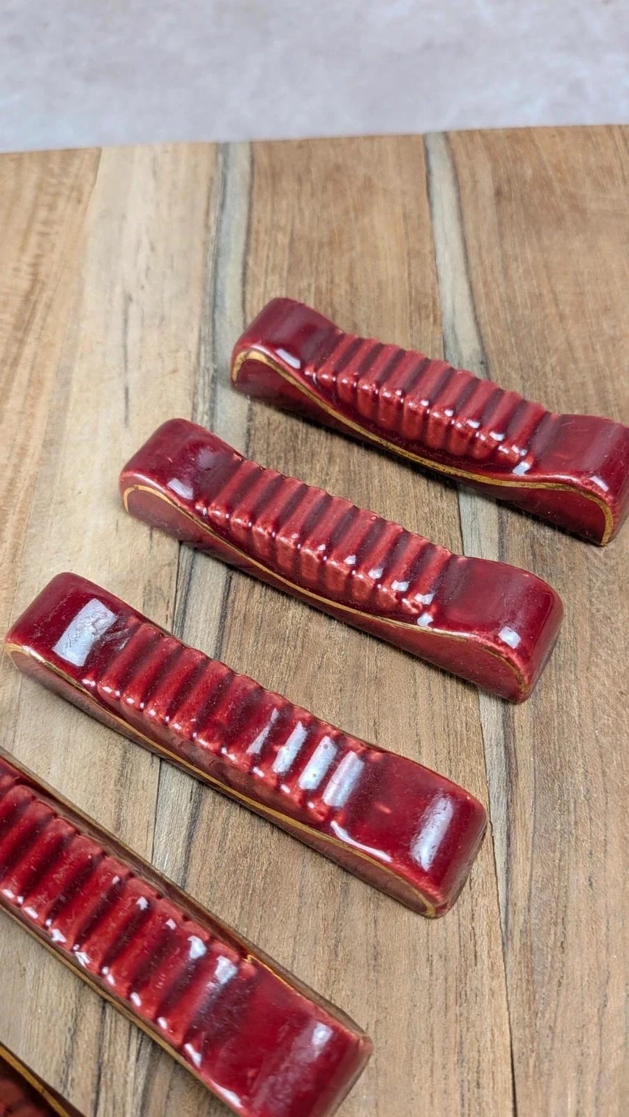 Lot van 5 vintage Art Deco rood-bordeaux meshouders in keramiek – photo 4